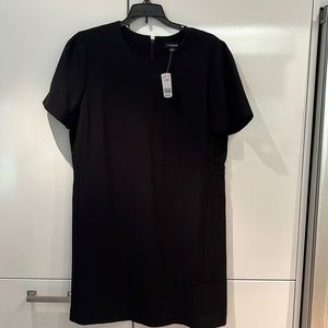 NWT le chateau Black Short-sleeved shift dress. Size M.